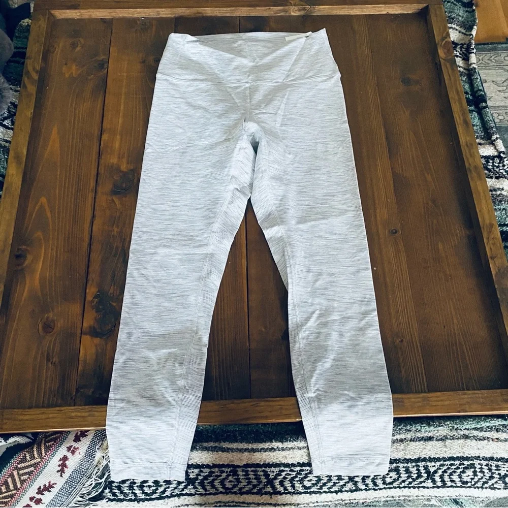 Lululemon Like New light gray striped cropped leggings